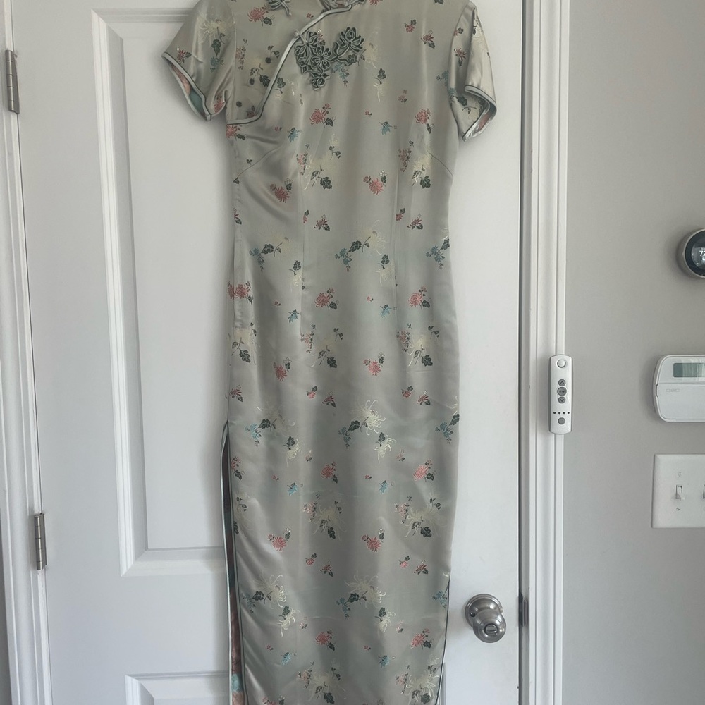 Chic Gray Cheongsam with Mandarin Collar